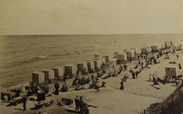 Photo of East Beach Cromer c. 1900
